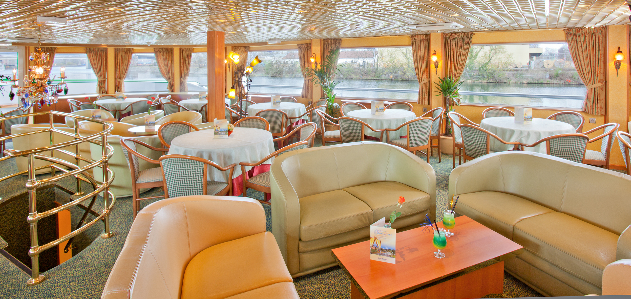 CroisiEurope MS Leonard Da Vinci Lounge Bar.jpg